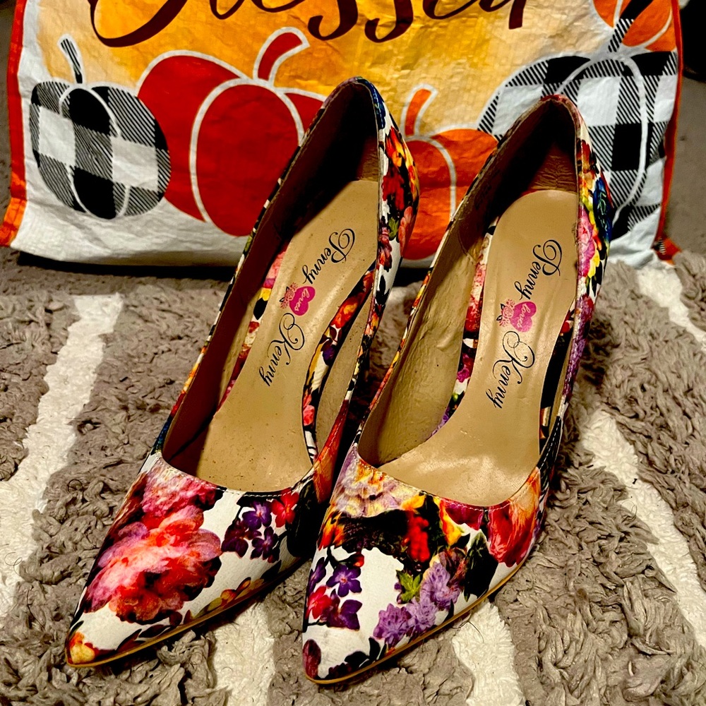 Very nice pair of floral heels. Great for any occasion, sexy with jeans!